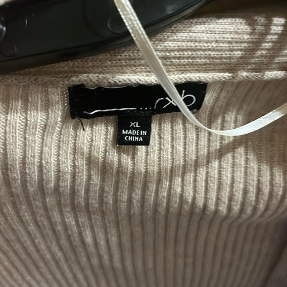 Tan sweater - Picture 2 of 2